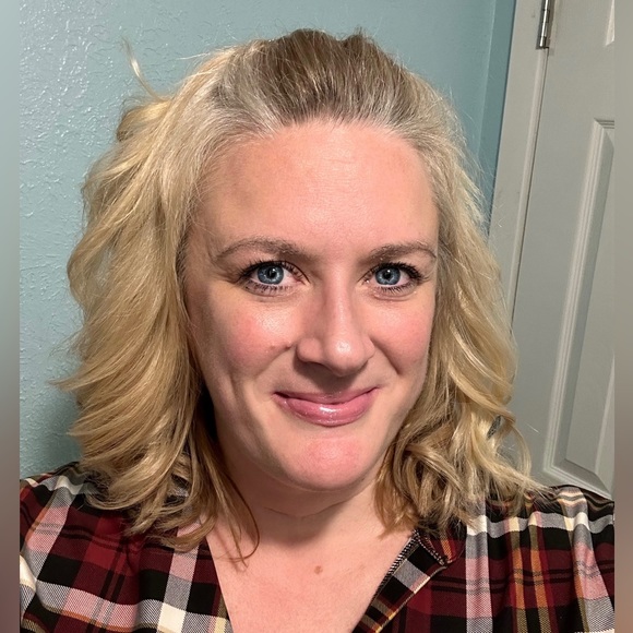 Meet your Posher, Lisa - Picture 2 of 7